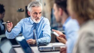 mężczyzna z brodą