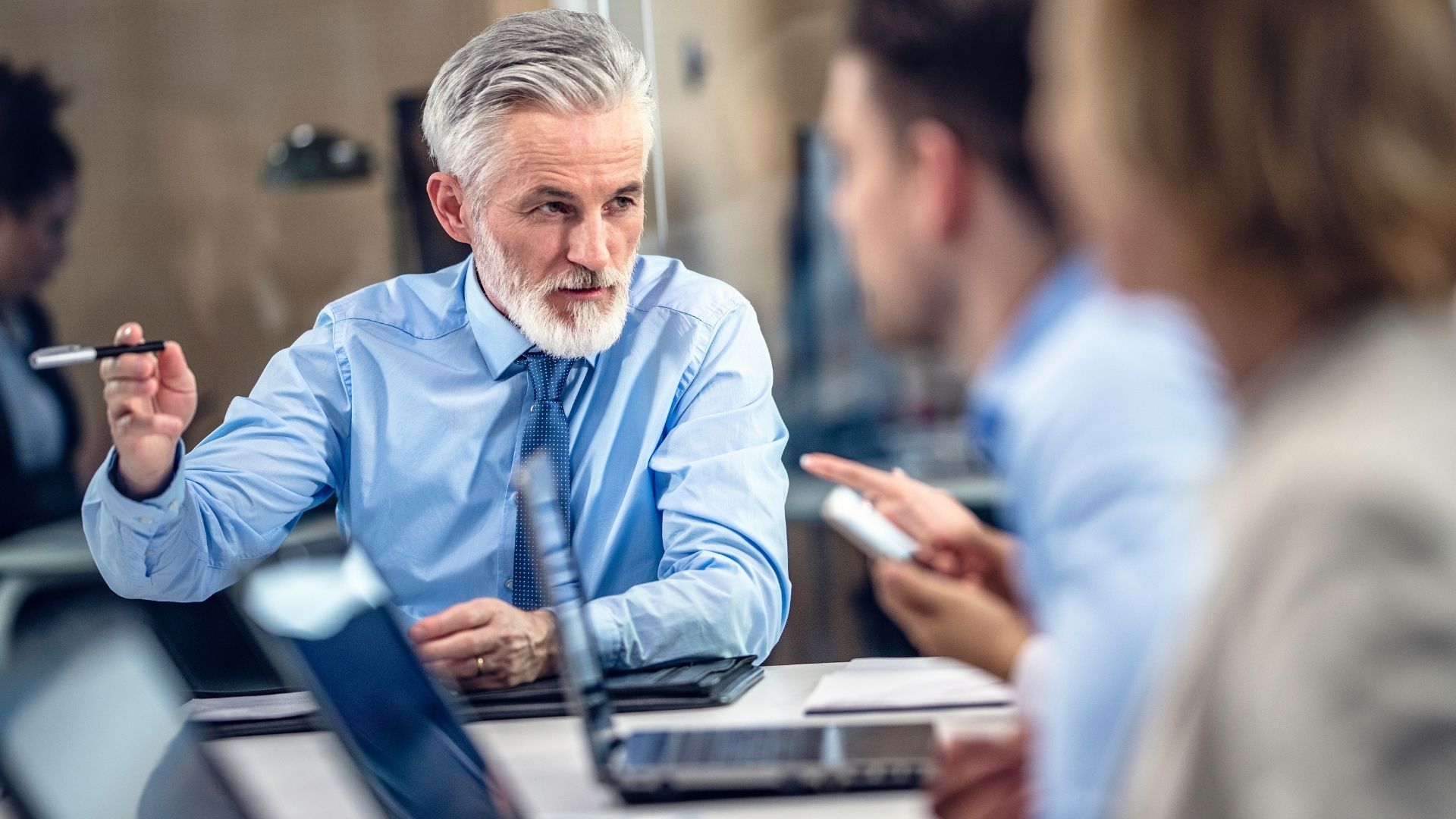 mężczyzna z brodą