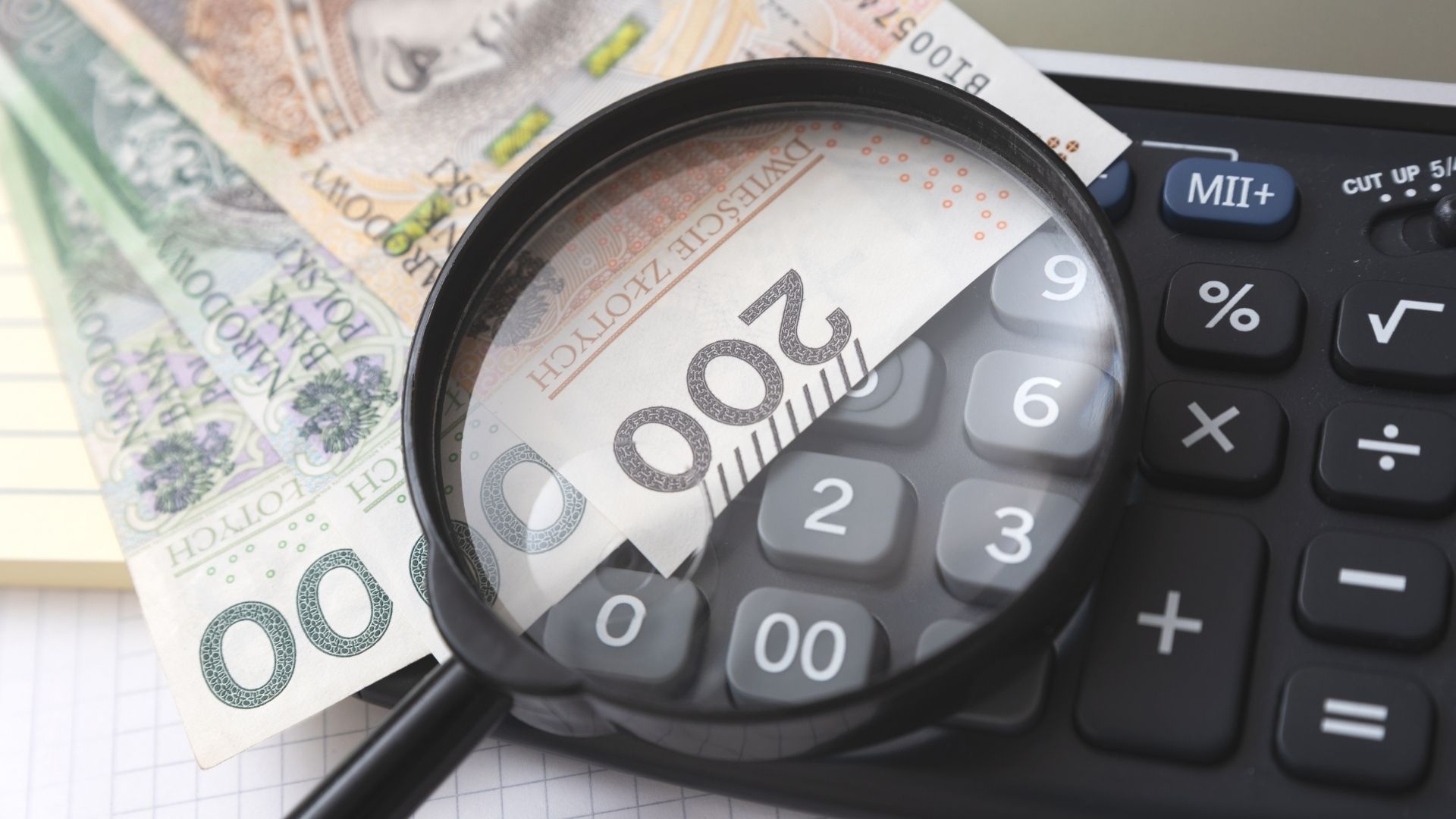 banknoty i lupa